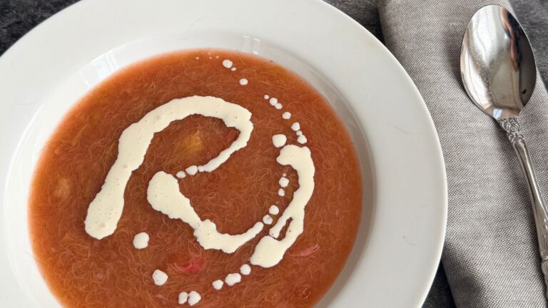 Norwegian Rhubarb Porridge: A Taste of Arctic Tradition Norwegian Rhubarb Porridge: A Taste of Arctic Tradition